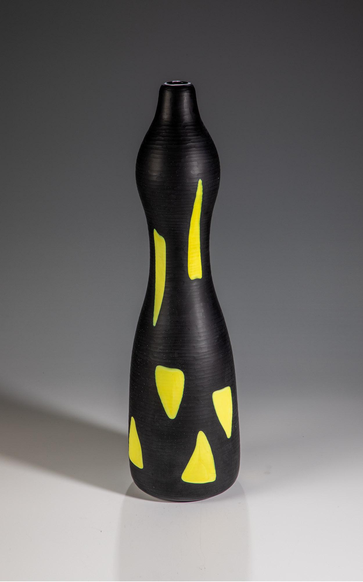 Große Vase aus der Serie ''Arsos'': Große Vase aus der Serie ''Arsos'' Alessandro Mendini (Entwurf), Venini, Murano, um 1987/88 Opak schwarzes Glas mit gelben Einschmelzungen. Die gesamte Oberfläche in mattem Olivenschliff ('battuto')