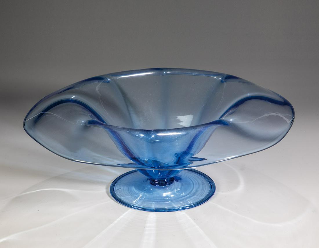 Große Fußschale ''Soffiato'': Große Fußschale ''Soffiato'' Pauly & C. C.V.M., 30er Jahre Blaues, optisch geblasenes Glas. Scheibenfuß mit nach unten umgeschlagenem Rand. Orig.- Aufkleber PAULY & C. NR 92949. H. 5,5 cm; D. 40 cm