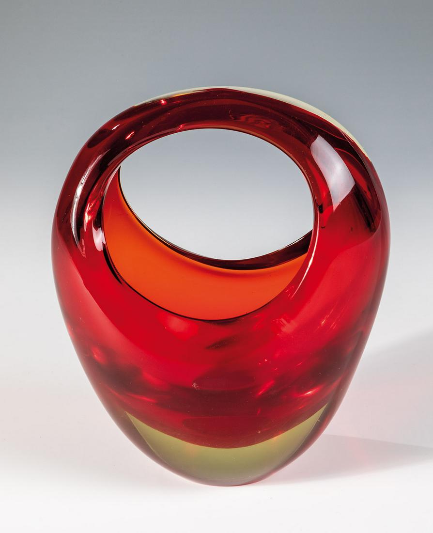 Henkelvase ''Sommerso'': Henkelvase ''Sommerso'' Flavio Poli (Entwurf, zugeschr.), Seguso Vetri d'Arte, Murano, um 1960 Rubinrotes Glas, gelb unterfangen. H. 23 cm