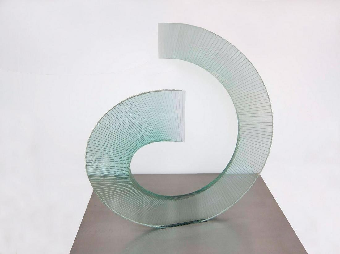 Objekt ''Spirale'': Objekt ''Spirale'' Niyoko Ikuta, 1987 Hellgrünes Flachglas, gesägt, poliert, versetzt übereinander geschichtet und verklebt. Signiert: Niyoko Ikuta 1987. Metallsockel mit Beleuchtung. 86 x 70 x 51