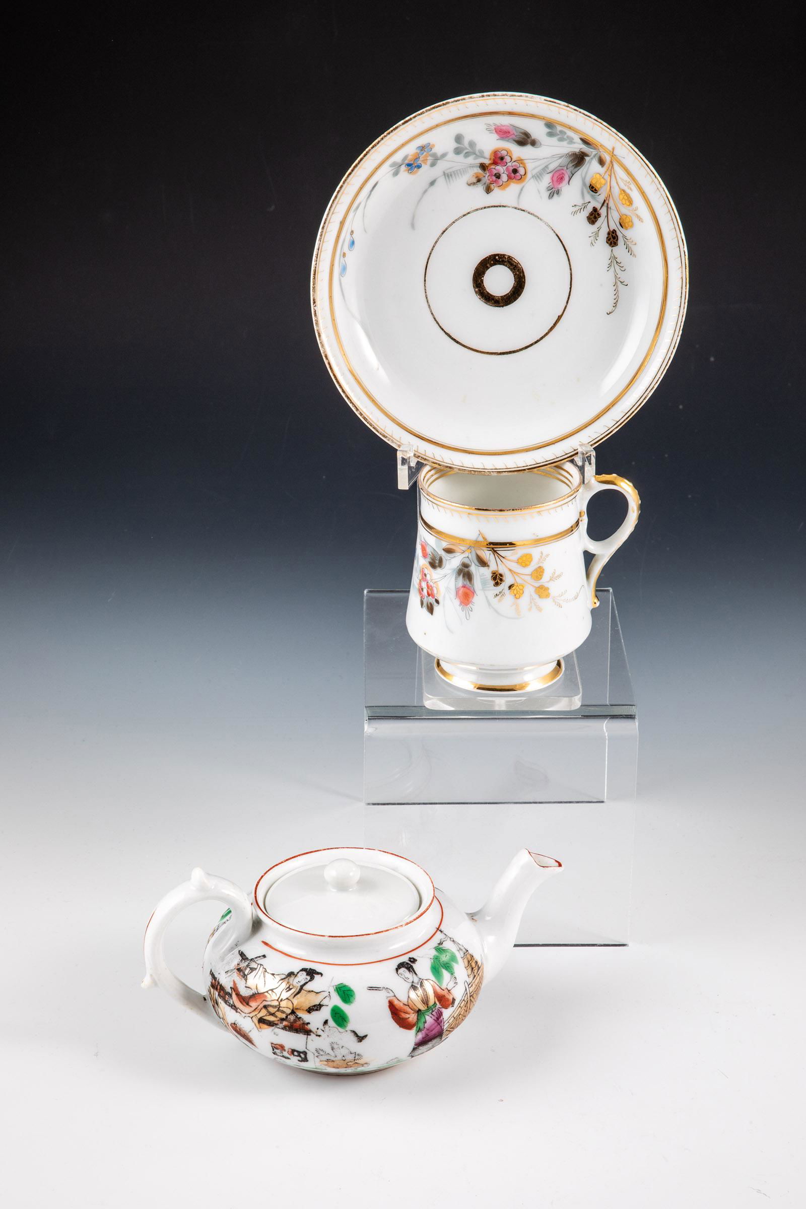 Tasse mit Untertasse und Teekanne (1 of 1)