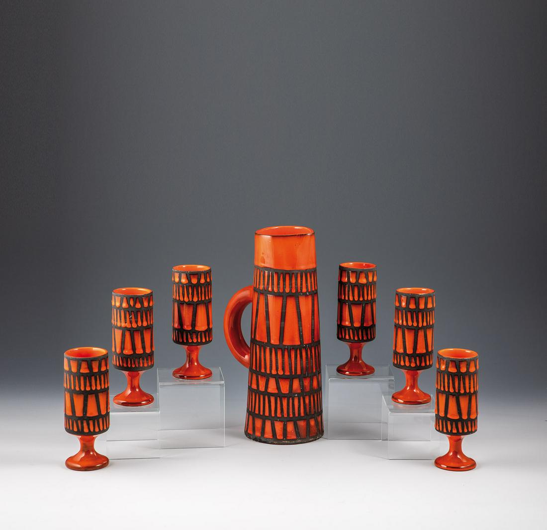 Trinkset ''Collection Rouge'': Trinkset ''Collection Rouge'' Roger Capron, 1960er Jahre Bestehend aus: Krug und sechs Gläsern. Abstrakt schwarzbemalter Ritzdekor auf orange-rotem Fond. Bestoßen. Signiert: ''CAPRON VALLAURIS A32''