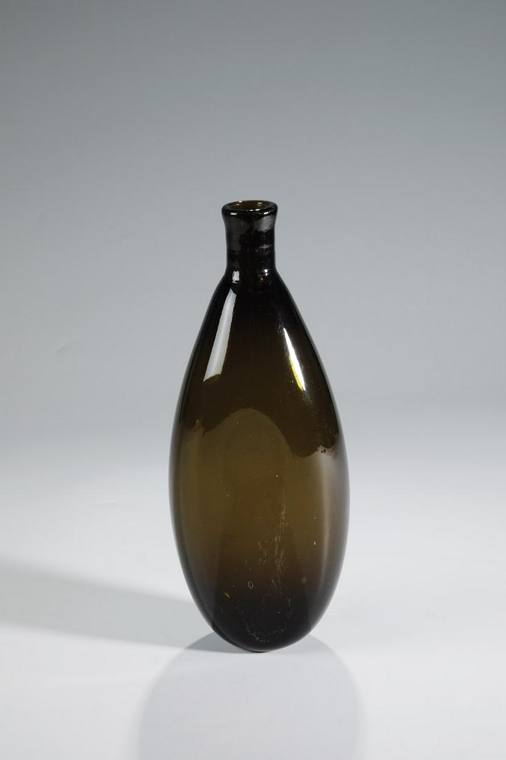Beutelflasche: Beutelflasche Norddeutschland oder Belgien, A. 19. Jh. Olivgrünes Glas. Tropfenförmige, beidseitig abgeflachte Wandung mit Abriss und kurzem Röhrenhals. H. 26 cm