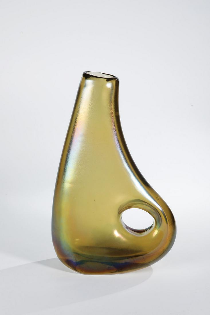 Vase aus der Serie ''ad anse volanti'': Vase aus der Serie ''ad anse volanti'' Giorgio Ferro (Entwurf), A.VE.M. (Arte Vetreria Muranese), Murano, 1952 Braungelbes Glas, kräftig matt irisiert. H. 32 cm Entworfen für die Biennale Venezia 19