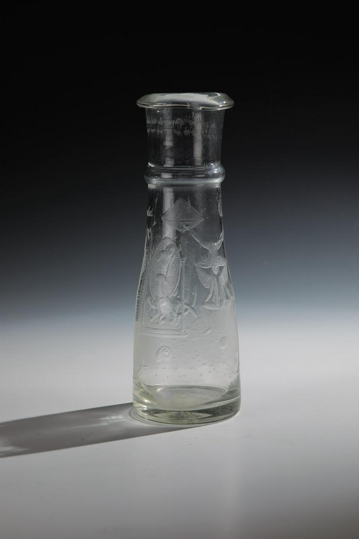 Flaschenvase: Flaschenvase Kristian Klepsch Farbloses Glas. Umlaufend dekoriert mit teils geblänktem surrealem Tiefschnittdekor. Hals mit gravierter Inschrift ''suchend nach Orientierung...''. In Gravur signiert u