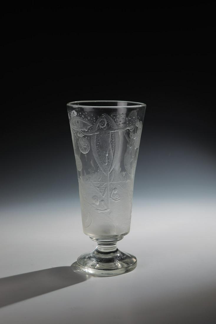 Hoher Fußbecher: Hoher Fußbecher Kristian Klepsch Farbloses Glas. Umlaufend mit teils poliertem surrealem Tiefschnittdekor. Auf der Fußoberseite umlaufend gravierte Inschrift ''Erwartend die Geburt des Vogels...''.