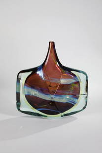 Enghalsvase: Enghalsvase Michael Harris, Mdina Glass, Malta Farbloses, violett unterfangenes Glas, mit Oxideinschmelzung und Appliken. In Vibrogravur signiert und bezeichnet: Michael Harris Mdina Glass Malta. H. 2