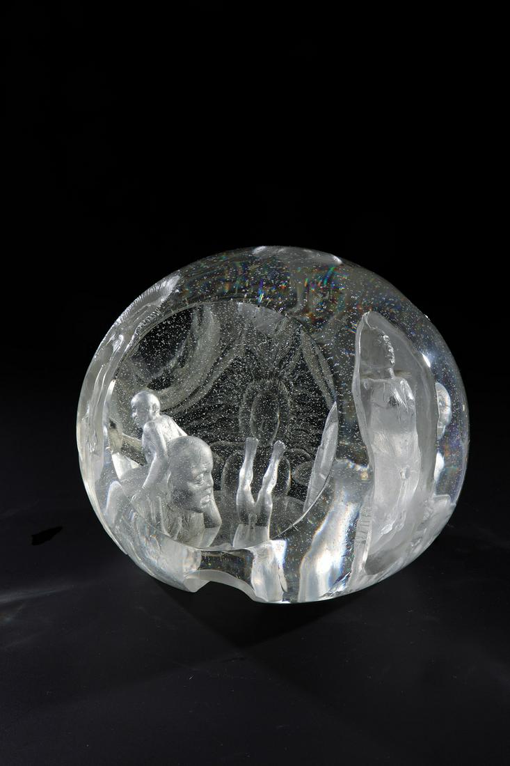 Objekt mit surrealem Dekor: Objekt mit surrealem Dekor Kristian Klepsch, 1984 Farbloses Glas, formgeschmolzen, geschliffen und poliert. In Gravur monogrammiert und datiert: K.K. 84. H. 13 cm Lit.: H. Ricke, Neues Glas in Deutsch