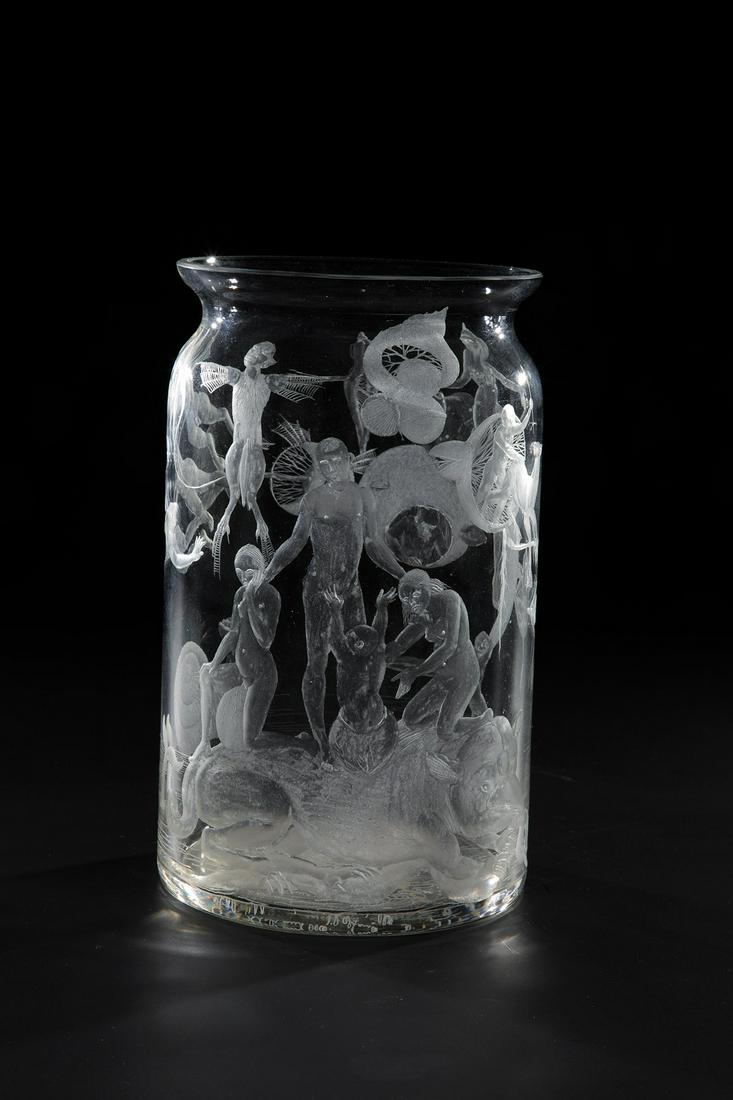 Albarello mit surrealem Dekor: Albarello mit surrealem Dekor Kristian Klepsch, 1973 Farbloses Glas mit umlaufendem, teils geblänktem Tiefschnittdekor. Auf der Bodenunterseite Inschriftgravur. Auf der unteren Wandung signiert und d