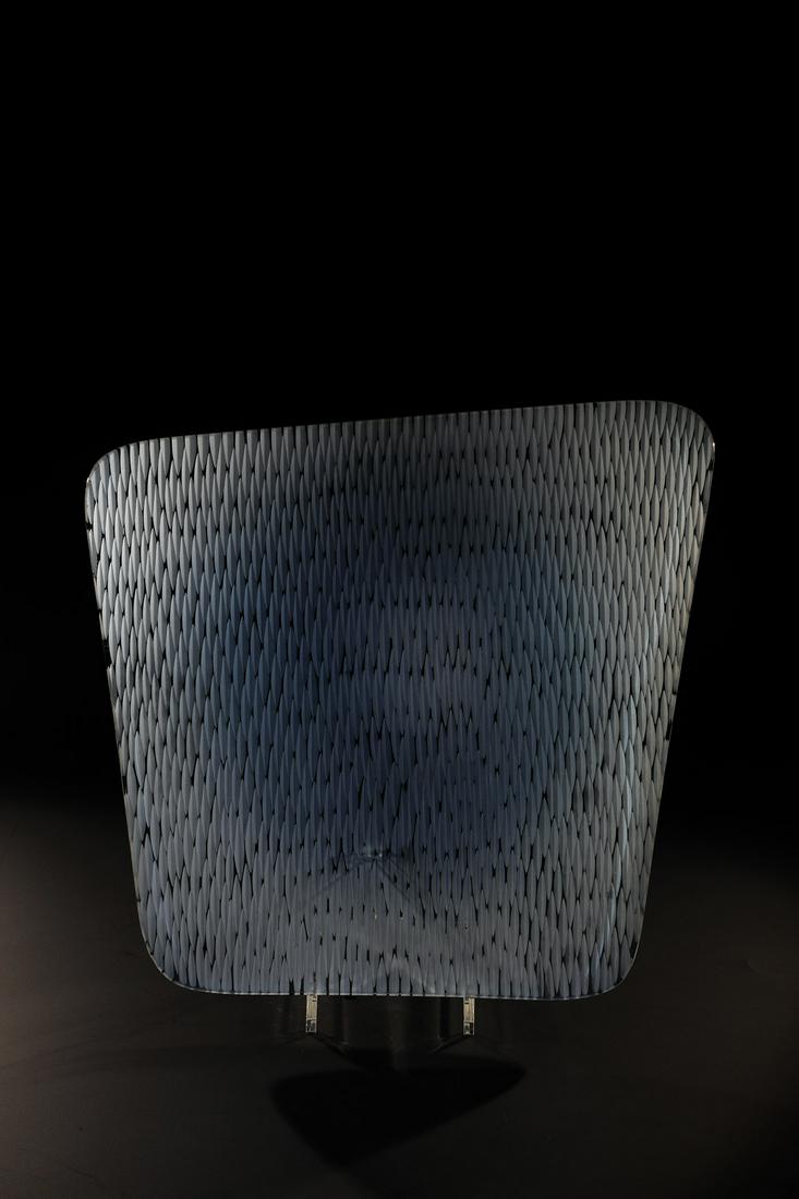 Platte ''Blue Sea'' aus der Jubiläums-Kollektion: Platte ''Blue Sea'' aus der Jubiläums-Kollektion Anne Nilsson (Entwurf), Orrefors, 1998 Farbloses Glas, blau überfangen, geschliffen und poliert. Rückseitig matt belassener Keilschliff. In Vibrogra