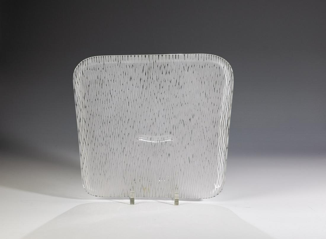 Platte ''White Sea'' aus der Jubiläums - Kollektion: Platte ''White Sea'' aus der Jubiläums - Kollektion Anne Nilsson (Entwurf), Orrefors, 1998 Farbloses Glas, geschliffen und poliert. Rückseitig matt belassener Keilschliff. In Vibrogravur bez.: Anne