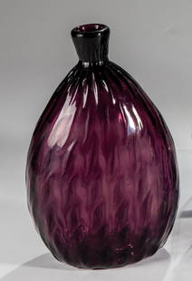 Beutelflasche aus violettem Glas: Beutelflasche aus violettem Glas Alpenländisch, 18. Jh. Tropfenförmige, beidseitig leicht abgeflachte Wandung mit optischem Dekor, leicht hochgestochenem Boden und Abriss. H. 16 cm