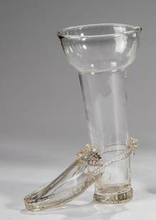 Schnapsstiefel: Schnapsstiefel Deutschland, 18. Jh. Graustichiges Glas mit Abriss und teils gekniffenen Fadenauflagen. Best. H. 15,6 cm