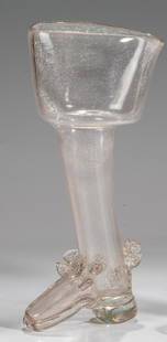 Schnapsstiefel: Schnapsstiefel Deutschland, 18. Jh. Manganstichiges Glas mit Abriss und teils gekniffenen Fadenauflagen und Beerennuppen. H. 22 cm