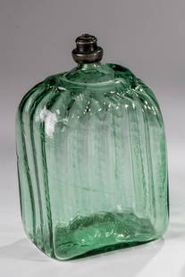 Rechteckflasche mit Zinnschraubverschluss: Rechteckflasche mit Zinnschraubverschluss Alpenl&#228;ndisch, wohl 19. Jh. Hellgr&#252;nes, schweres und schlieriges, l&#228;ngsoptisch geblasenes Glas mit ringf&#246;rmiger Abrissnarbe. H. 17,5 cm