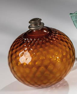 Kugelflasche mit Zinnschraubverschluss: Kugelflasche mit Zinnschraubverschluss Deutschland, wohl Bayerischer Wald, 18. Jh. Bernsteinfarbenes, netzoptisches Glas auf drei später angesetzten Nuppenfüßen, wohl ursprünglich