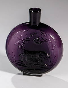 Jagdflasche aus violettem Glas: Jagdflasche aus violettem Glas Steiermark, 19. Jh. Kugelige, in Model geblasene Plattflasche (sog. Taschenflasche) mit Abriss und Reliefdekor: liegender Hirsch bzw. an eine Eiche geh&#228;ngte Tasche