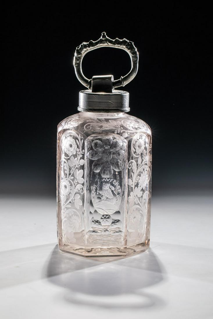 Achtkantflasche mit emblematischen Darstellungen (1 of 5)