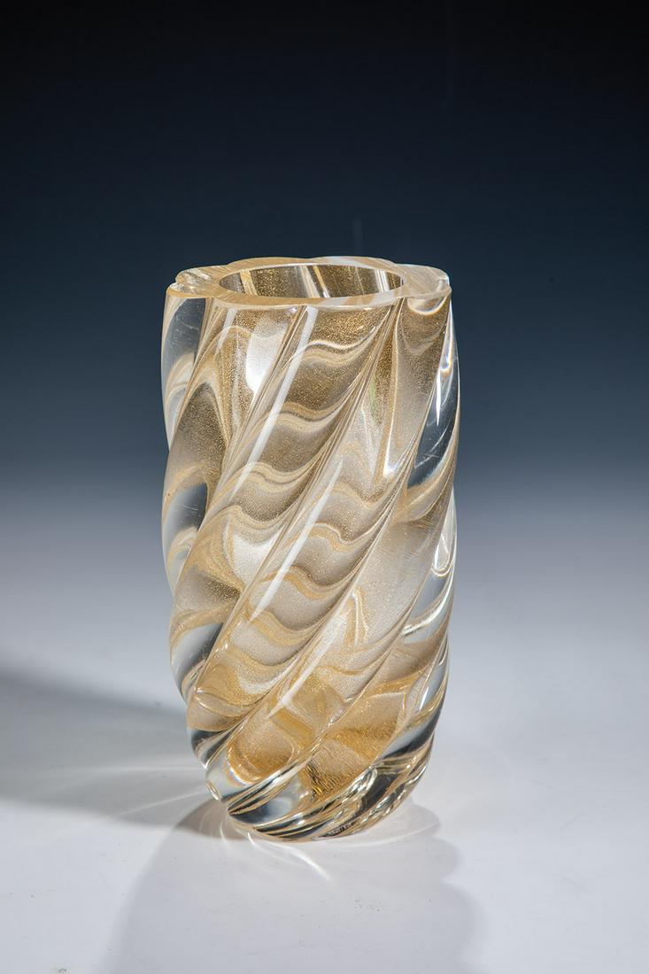Vase: Vase Archimede Seguso, Murano, 1980er Jahre Farbloses dickwandiges Glas mit gerissener Goldfolieneinschmelzung. In kräftigem Relief Diagonalrippen. Orig.- Aufkleber der Manufaktur. H. 16 cm
