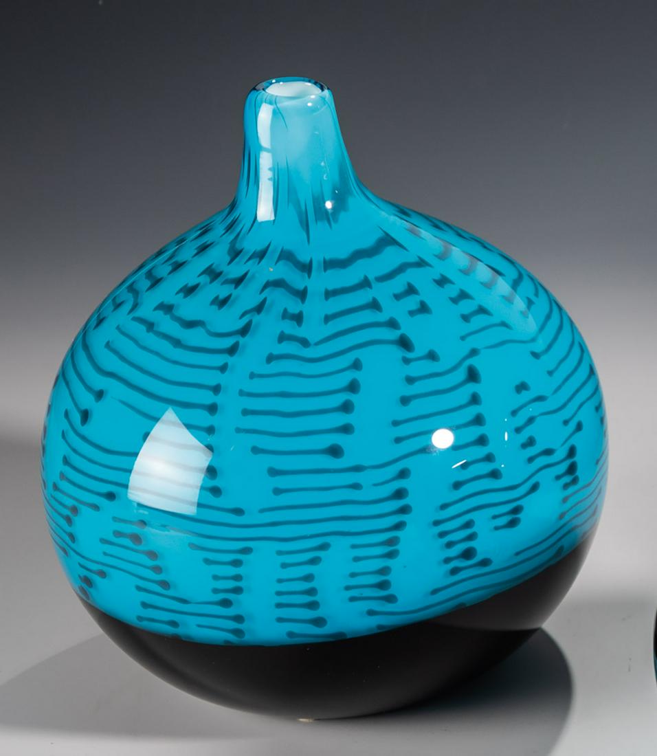 Vase ''Fossili'': Vase ''Fossili'' Antonio Da Ros (Entwurf), Vetreria Gino Cenedese, Murano, 1996 ''Incalmo''- Technik. Violettes und farbloses Glas, partiell milchig weiß und hellblau unterfangen. In der farblose
