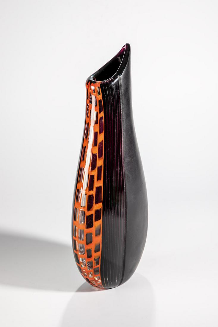 Vase: Vase Vittorio Ferro für Fratelli Pagnin, Murano, Anfang 21. Jh. Farbloses Glas, partiell violett überfangen, mit eingeschmolzenen roten Murrine und lila Glasstäben ('a canne'). Die 