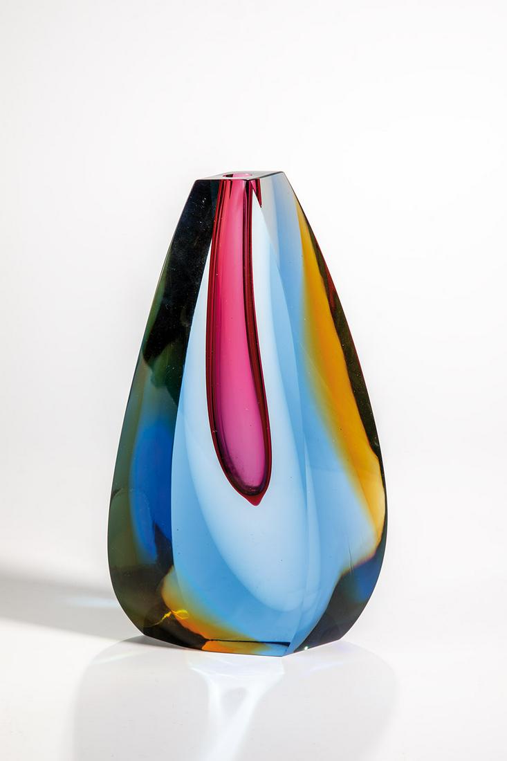 Vase: Vase Tschechoslowakei, 50er Jahre Farbloses Glas, rubinrosa unterfangen, blau und bernsteingelb überfangen, geschliffen und poliert. H. 24 cm