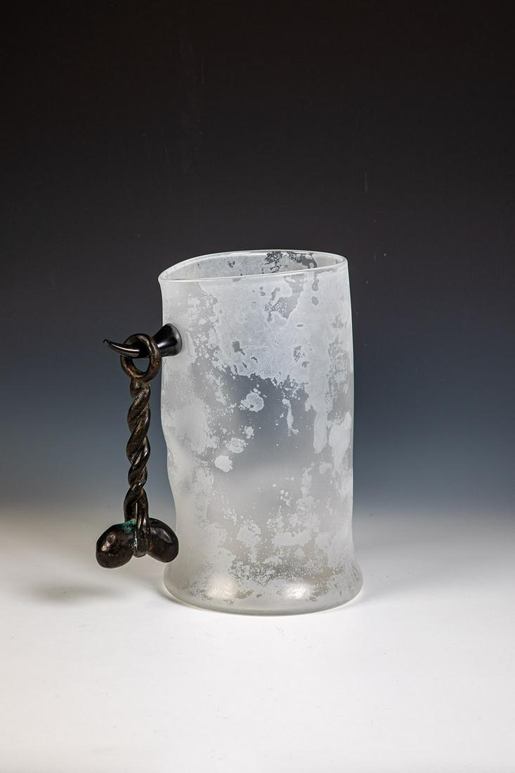 Vasenobjekt: Vasenobjekt Richard Meitner, 1993 2-teilig. Farbloses und schwarzes Glas, partiell säuremattiert und laminiert. Bronze. In Gravur signiert und datiert: R. Meitner '93. H. 28 cm Lit.: Ausst.- Kat.