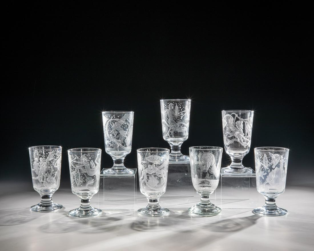 8 Fußbecher: 8 Fußbecher Kristian Klepsch Farbloses Glas. Umlaufend surrealer Dekor in sehr fein ausgeführter, teils polierter Tiefgravur. Alle Fußbecher in Gravur signiert: K. Klepsch. H. ca. 14 cm