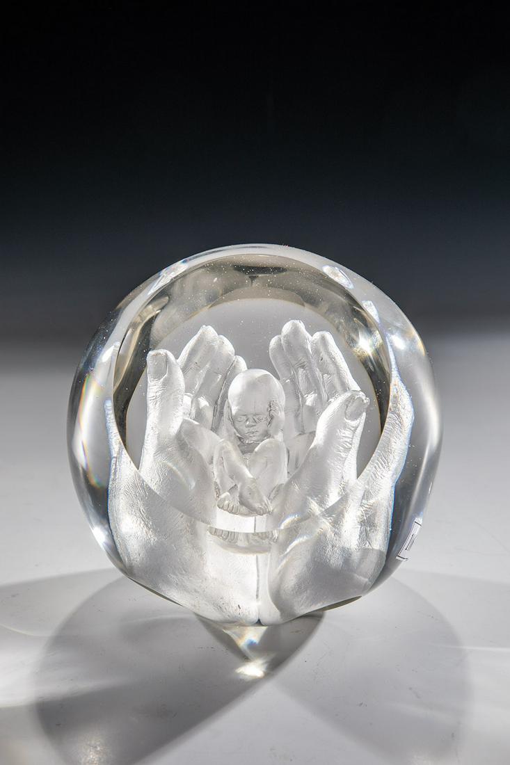 Kugelförmige Plastik ''Schutz des ungeborenen: Kugelförmige Plastik ''Schutz des ungeborenen Lebens'' Kristian Klepsch Farbloses Glas, formgeschmolzen, geschliffen und poliert. Im Innern aus Hohlräumen gebildeter Dekor: zwei sich zum Geb