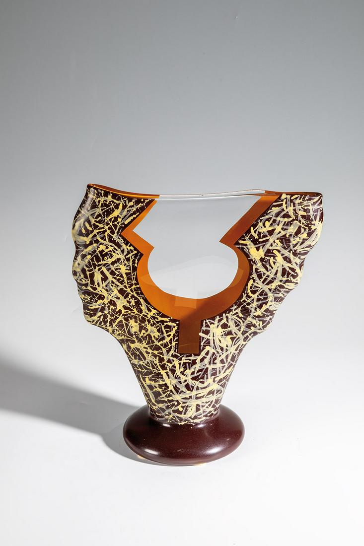 Vasenobjekt: Vasenobjekt Richard Meitner, 1989 Farbloses Glas, formgeblasen, mit mehrfarbigem Spritzdekor und Emailmalerei. In Vibrogravur signiert und datiert: R. Meitner 89. H. 33 cm Lit.: Kat. Musée des Ar