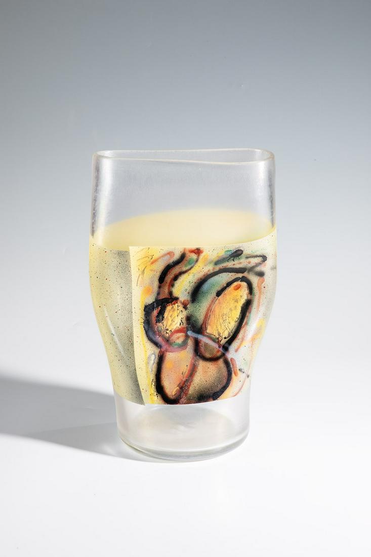 Vasenobjekt: Vasenobjekt Richard Meitner, 1983 Farbloses Glas, formgeblasen, mit mehrfarbigem Spritzdekor und Emailmalerei. In Diamantriß signiert, datiert und bez.: R. Meitner 83 3-I-I43. H. 36 cm Lit.: Kat.