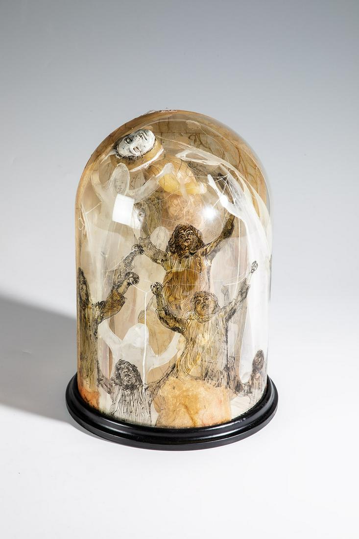 Objekt: Objekt Sibylle Peretti, 1996 Dreifacher Glassturz, mit schwarzer Flachfarbe und gelbem Transparentemail bemalt, Wachsfigur, Folien bemalt, Pergament geklebt, Bindfäden. Holzsockel, schwarz lackie