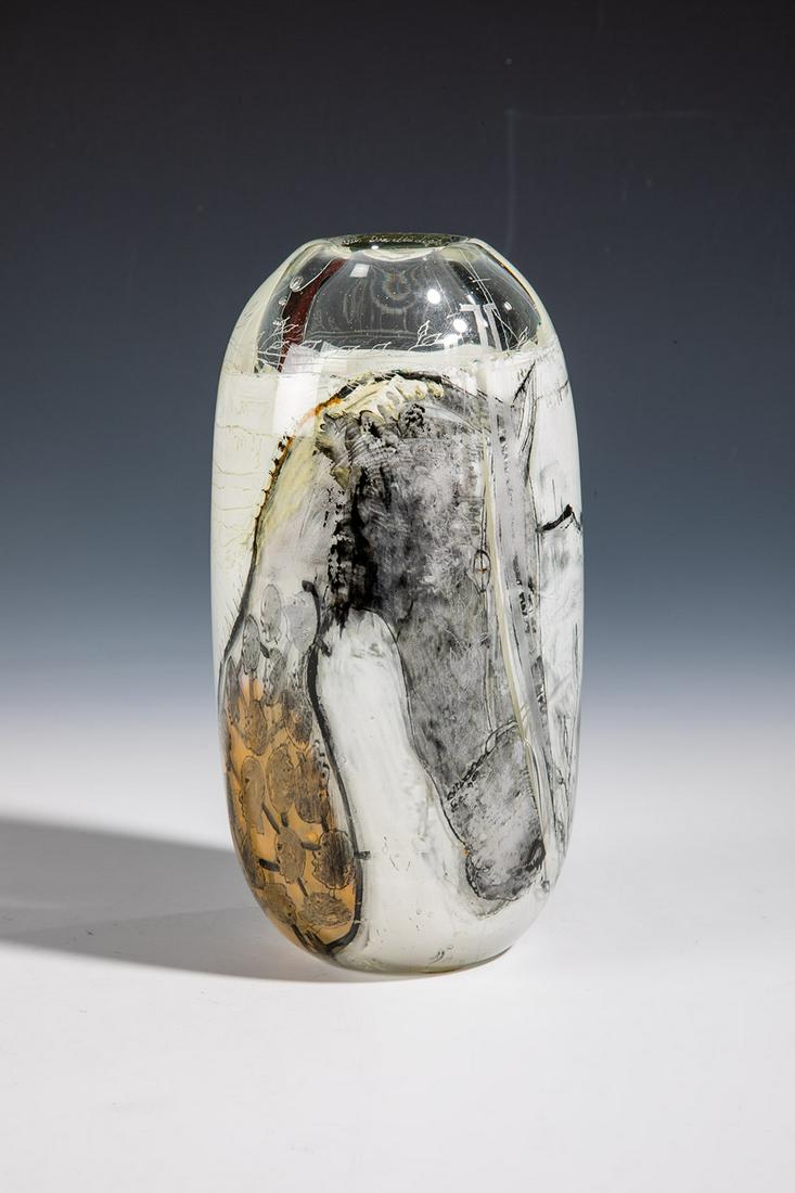 Vase aus dem Zyklus ''Die Müdigkeit der Pferde'': Vase aus dem Zyklus ''Die Müdigkeit der Pferde'' Sibylle Peretti, 1994 Farbloses Glas. Dekor in 'Graal'- Technik. Die Außenwandung mit diamantgeritztem und graviertem Dekor. In Vibrogravur s