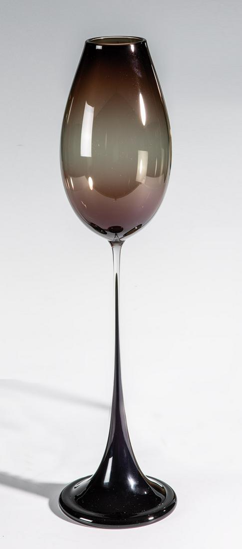 Tulpenglas: Tulpenglas Nils Landberg (Entwurf), Orrefors, 1957 Farbloses Glas, dünn verlaufend rotbraun unterfangen. Fuß nach innen umgeschlagen. Unterseite in Diamantriß bez.: Orrefors Expo NU 312