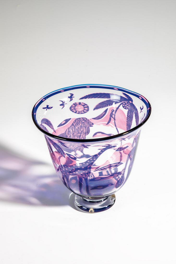 ''Graal''- Vase ''Sahara'': ''Graal''- Vase ''Sahara'' Wilke Adolfsson, 1989 Farbloses Glas, rubinrosa und blau überfangen. Dekor nach Zwischenkühlung in kalter Technik dekoriert. Wiedererwärmt und farblos üb