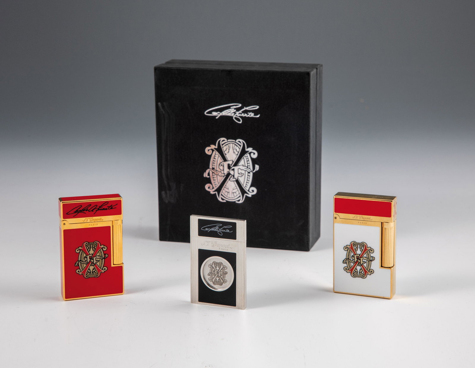 Zwei Feuerzeuge und Zigarrenschneider: OPUS X FUENTE-: Zwei Feuerzeuge und Zigarrenschneider: OPUS X FUENTE- LIMITED EDITION 2004 S.T. Dupont-Paris Zwei Opus X Fuente Feuerzeuge aus der limitierten Auflage. Roter China-Lack und Gold-Finish, verschnÃ¶rke