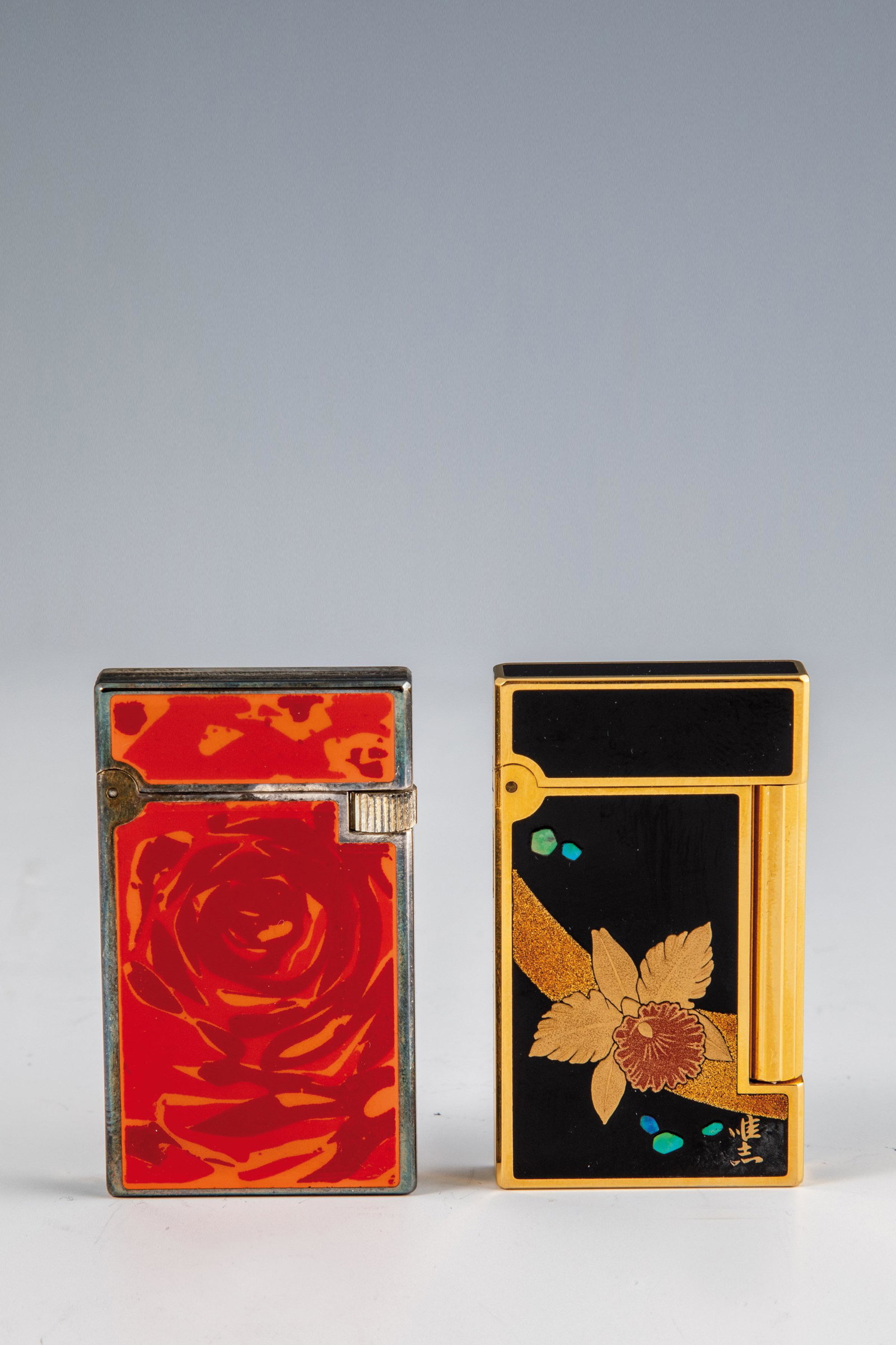 Zwei S.T. Dupont Damen-Feuerzeuge (1 of 1)