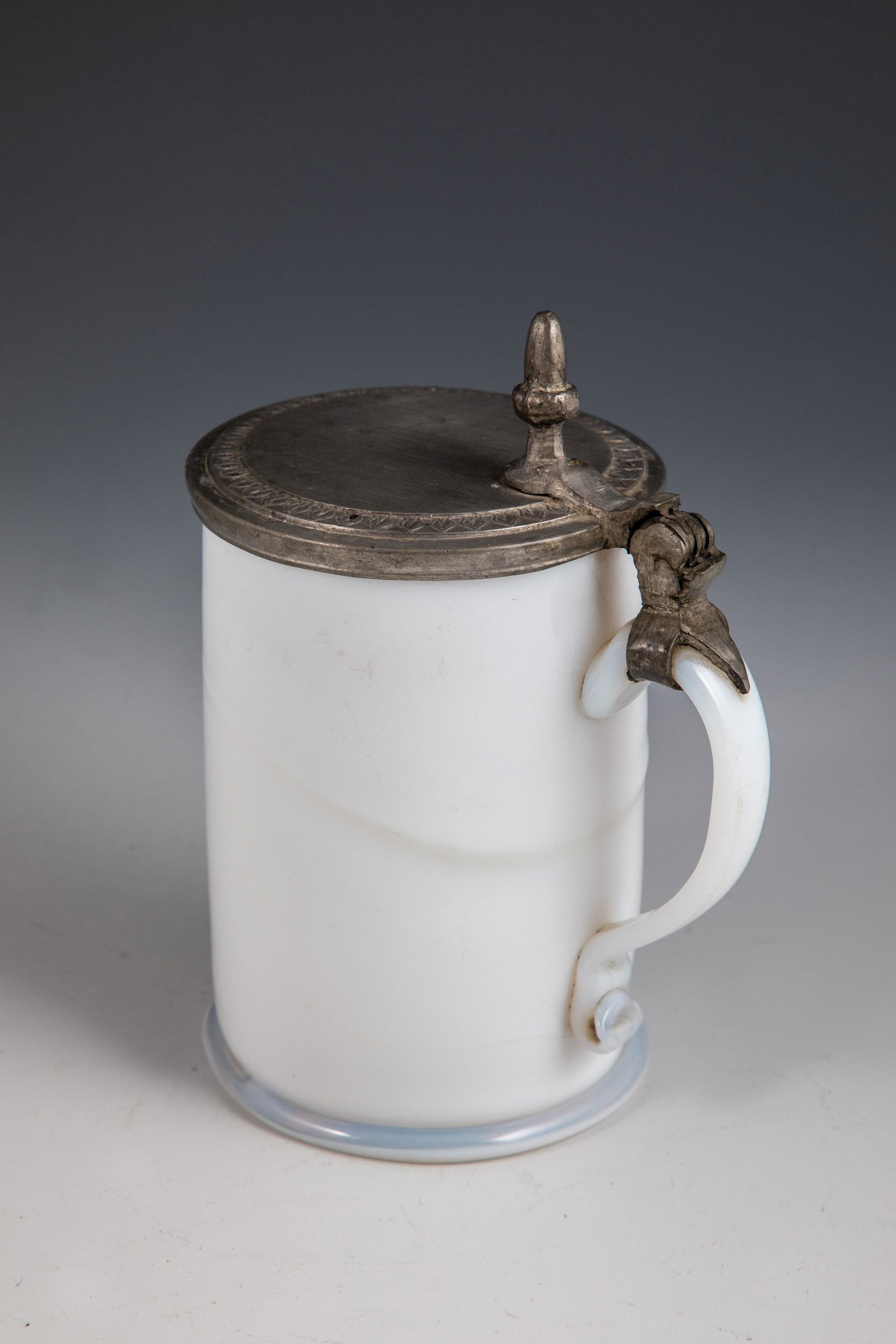 Henkelkrug mit Zinndeckel (1 of 1)