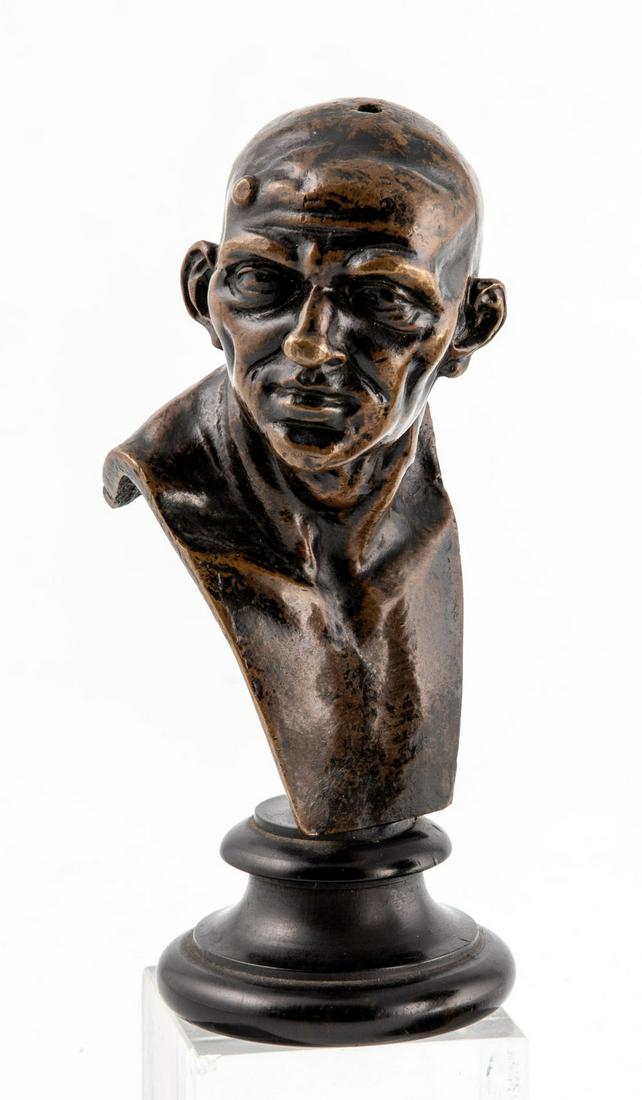 PortrÃ¤tbÃ¼ste im Stil von Franz Xaver Messerschmidt: PortrÃ¤tbÃ¼ste im Stil von Franz Xaver Messerschmidt 19. Jahrhundert Ausdrucksstarker Charakterkopf eines glatzkÃ¶pfigen Mannes. Bronze patiniert auf profiliertem Holzsockel. H. 14 cm (inklusive