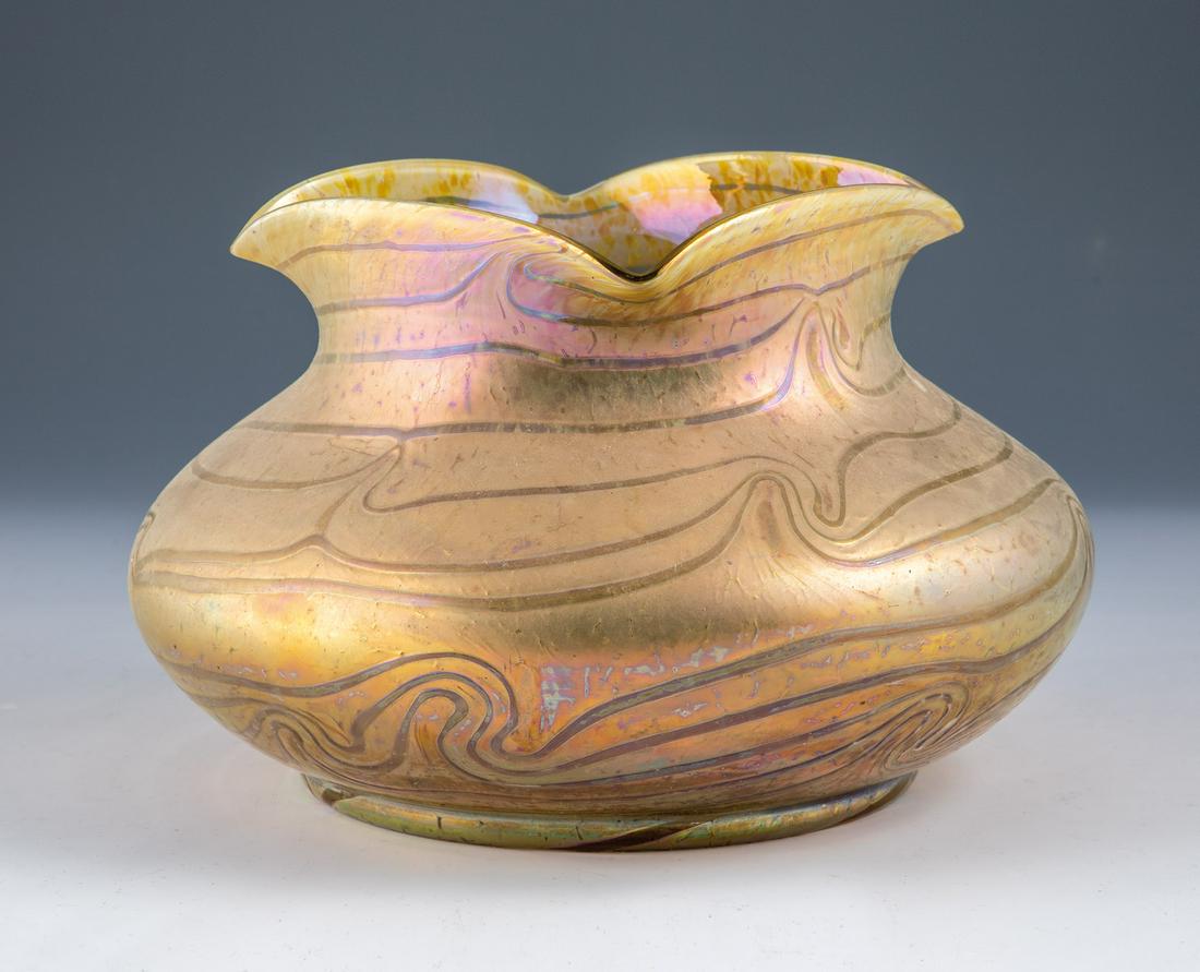 Vase: Vase Otto Thamm (Entwurf), Fritz Heckert, Petersdorf, 1902 Farbloses Glas, mit gelbbrauner KrÃ¶selaufschmelzung und unregelmÃ¤ÃŸig umsponnenen farblosen FÃ¤den. Irisiert. Vierpassig geformte M