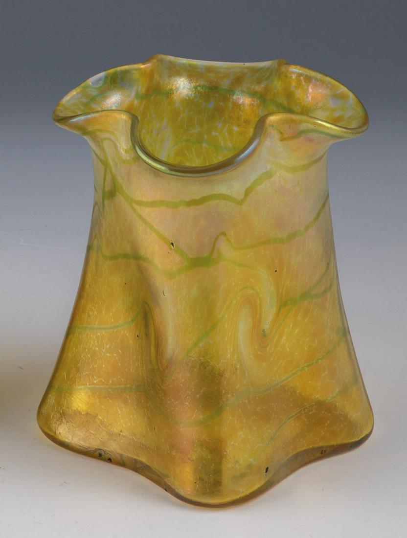 Vase: Vase Otto Thamm (Entwurf), Fritz Heckert, Petersdorf, 1901 Farbloses Glas, mit aufgeschmolzenen SilbergelbkrÃ¶sel und umsponnenen grÃ¼nen FÃ¤den, zu unregelmÃ¤ÃŸigem Wellenmuster verzogen. I