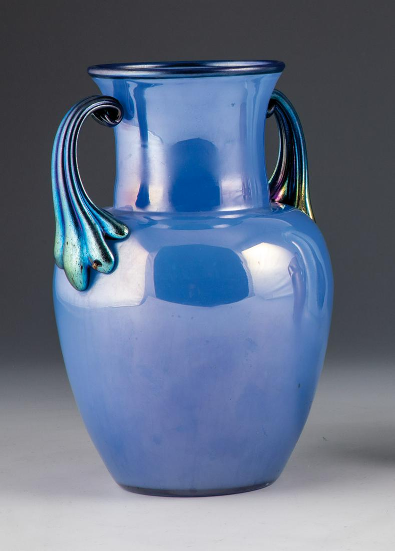 Henkelvase: Henkelvase Loetz Wwe., KlostermÃ¼hle, 1920er Jahre Farbloses Glas, mit hellblauem Opal unterfangen. Henkelappliken in Kobaltblau mit aufgeschmolzenem Silbergelb ('cobalt norma'). Ein Henkel mit klei