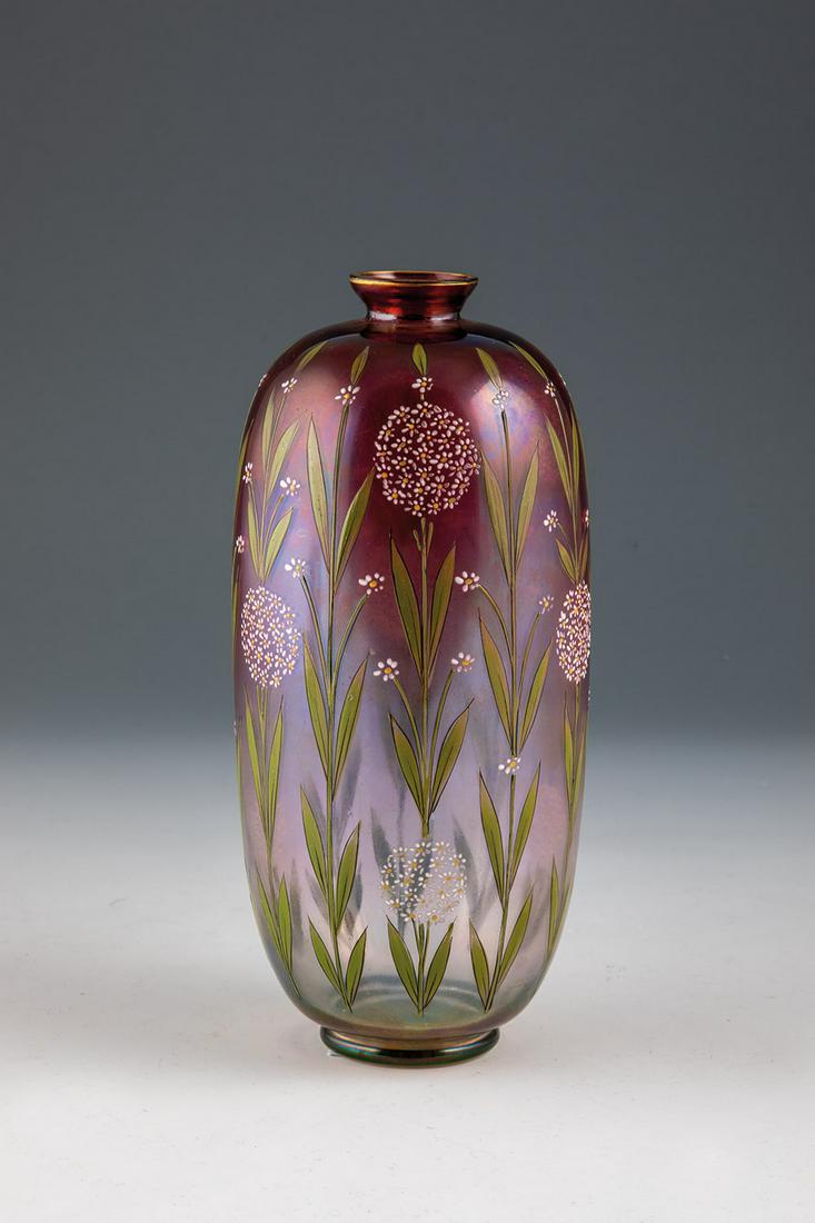 Vase: Vase BÃ¶hmen, um 1900 Farbloses Glas, mit nach unten auslaufendem rubinrosa Unterfang. Konturen- und Binnenzeichnung in Schwarzlot. Stilisiert floraler bunter Opakemaildekor in umlaufendem Rapport.