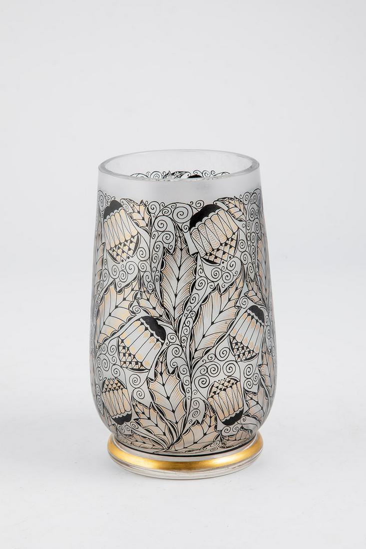 Vase: Vase Adolf Beckert (Entwurf), Glasfachschule SteinschÃ¶nau, 1916 Farbloses, seidenmatt geÃ¤tztes Glas mit Schwarzlot- und Goldmalerei. Dekor: BlÃ¼ten- und Blattstilisation in umlaufender Motivwi