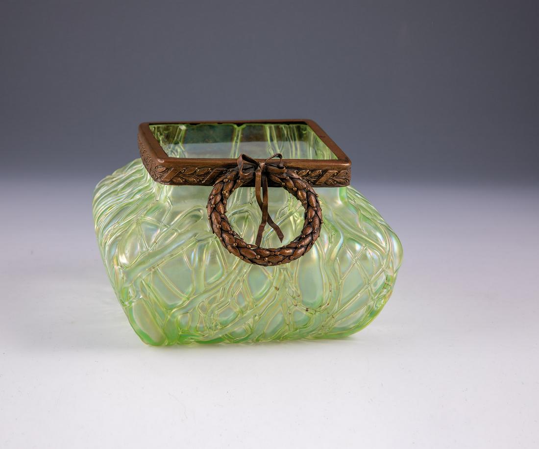 Vase mit Metallmontage: Vase mit Metallmontage Glasfabrik Elisabeth, Kosten bei Teplitz, um 1900 Farbloses Glas, mit reliefiert aufgeschmolzenen hellgrÃ¼nen FÃ¤den. Irisiert. Metallmontage. 11 x 16,5 x 16,5 cm