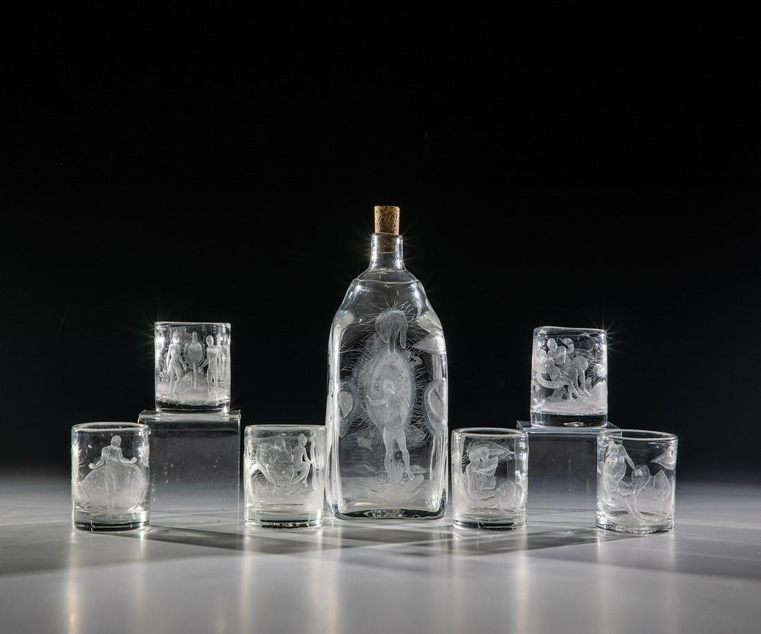 7- teiliges Trinkservice ''Adam und Eva'': 7- teiliges Trinkservice ''Adam und Eva'' Kristian Klepsch, 1977 Bestehend aus: Flasche und 6 Becher. Farbloses Glas mit Gravurdekor. Alle Teile in Gravur signiert, datiert und nummeriert: K. Klepsch