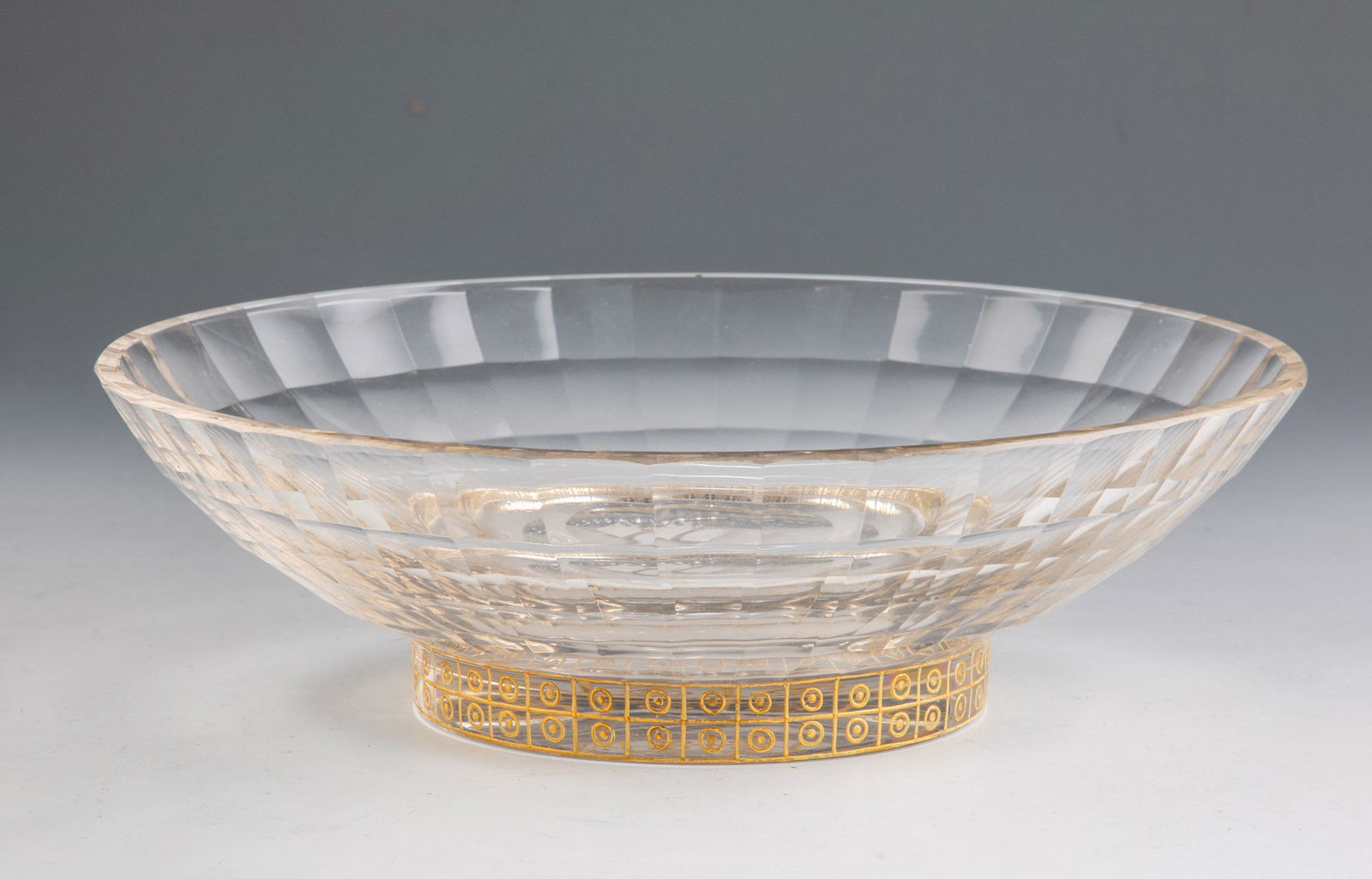 Schale: Schale Otto Prutscher (Entwurf), Meyr's Neffe, Adolf, um 1912 Farbloses Glas mit vierreihigem, 36-fachem SchÃ¤lschliff. Der FuÃŸrand mit Fries aus Quadraten, Punkten und Kreisen in Reliefocker und