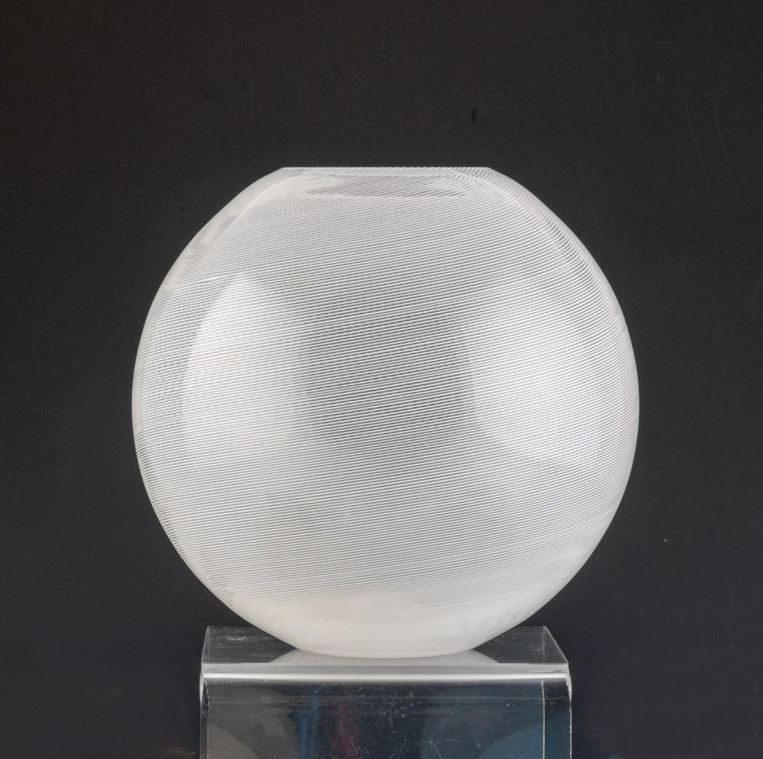 Kugevase ''mezza filigrana'': Kugevase ''mezza filigrana'' Venini, Murano, 1985 Farbloses Glas, mit digaonal aufgeschmolzenen weiÃŸen FÃ¤den. In Vibrogravur bez.: venini italia 85. H. 16,5 cm