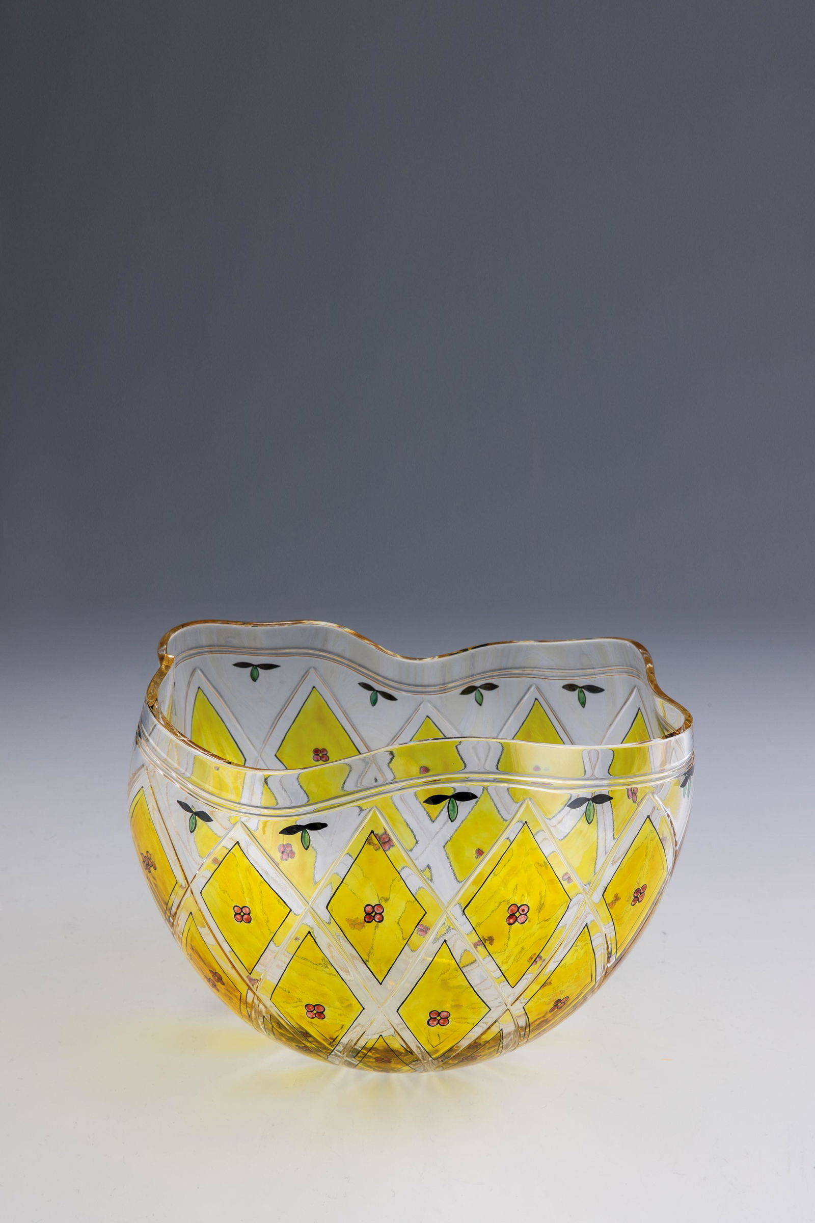 Schale ''Amsterdam'': Schale ''Amsterdam'' Gunnar CyrÃ©n (Entwurf), Orrefors Gallery, 1992 Farbloses Glas, geschliffen, bemalt in schwarzer Flachfarbe und mehrfarbigem Transparentemail. In Gravur bez.: Gunnar CyrÃ©n 98