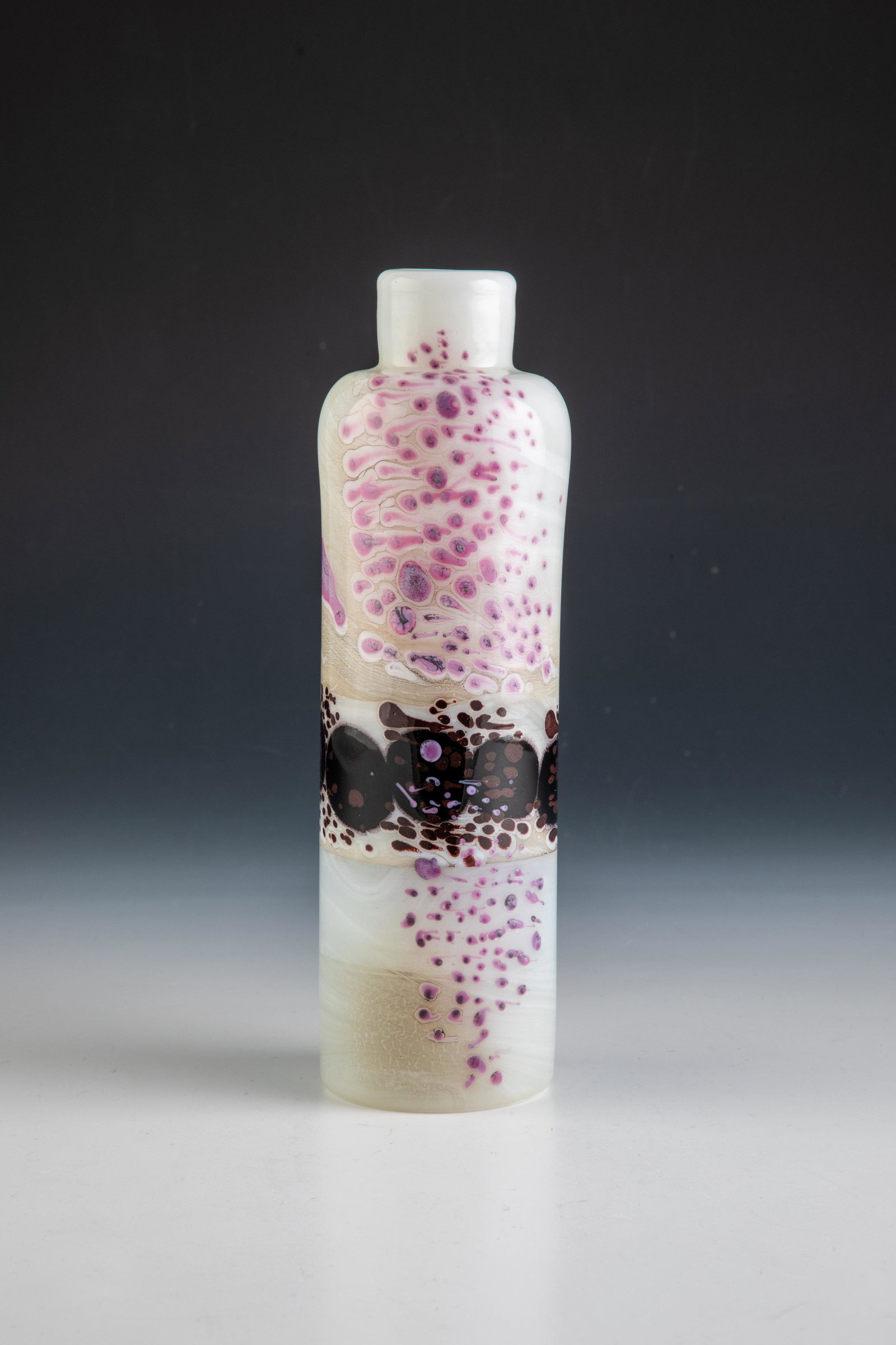 Vase: Vase Joel Philip Myers, 1977 Dickwandiges, weiÃŸlich-grau marmoriertes Opalglas, mit mehrfarbigen Aufschmelzungen. Oberhalb des Standes in DiamantriÃŸ signiert und datiert: Joel Philip Myers 1977.
